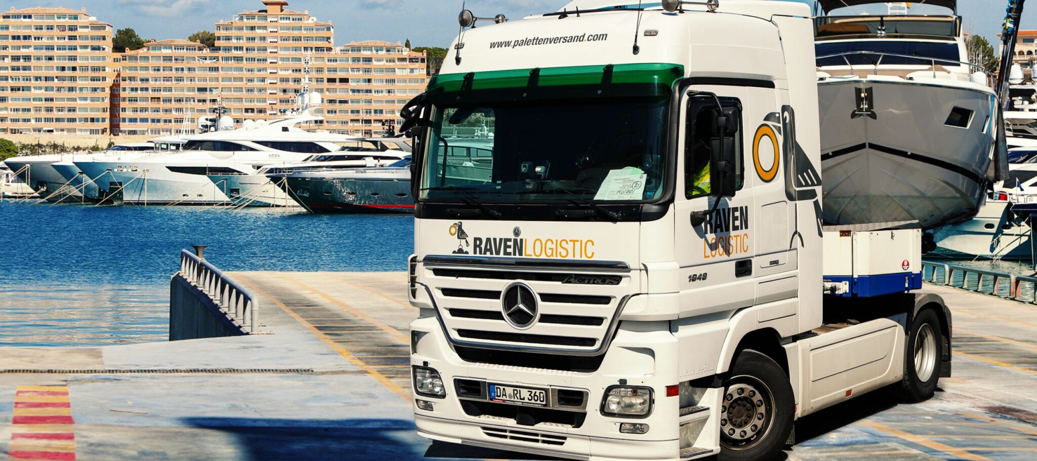 Boot sicher transportiert von einem Autotransporter auf der Route Mallorca-Deutschland